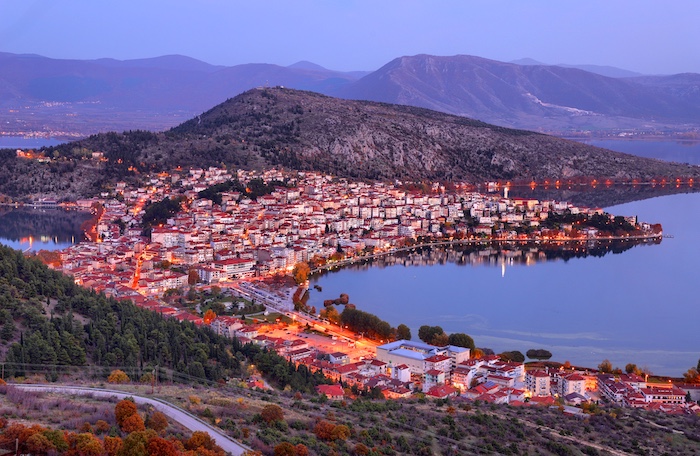 Stad Kastoria aan het meer in het noorden van Griekenland