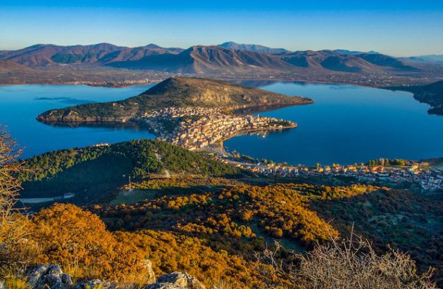 Stad Kastoria met zijn meren