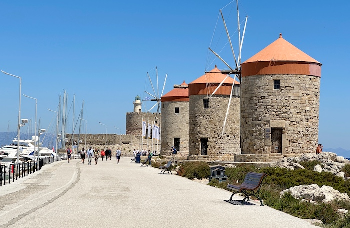 Windmolens in Mandraki-haven van Rhodos-stad