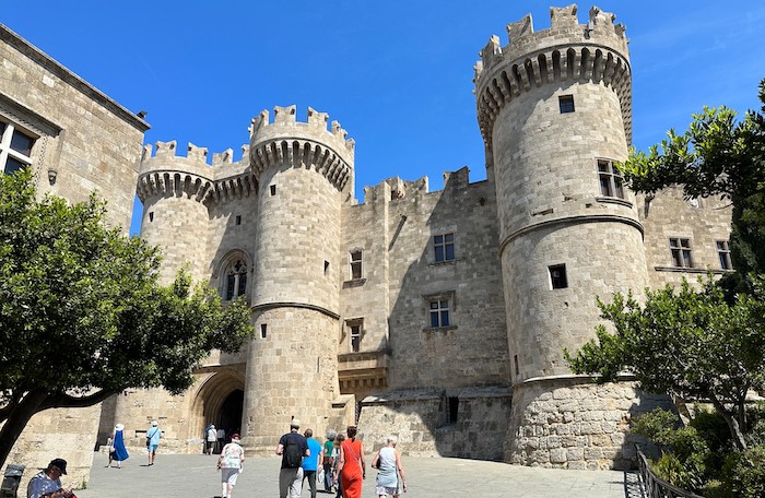 Paleis van de Grootmeesters in april in Rhodos-stad