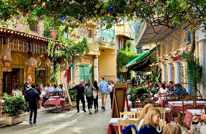 Gezellig op de terrassen van Psiri in Athene in het voorjaar