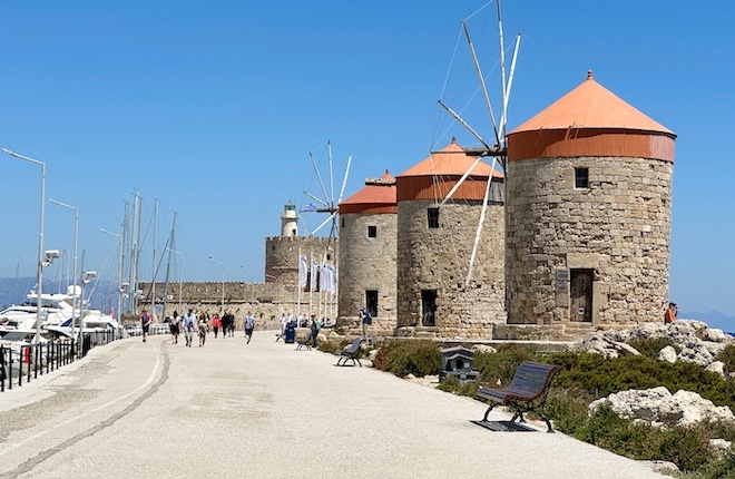 Mandraki haven tijdens stedentrip in Rhodos