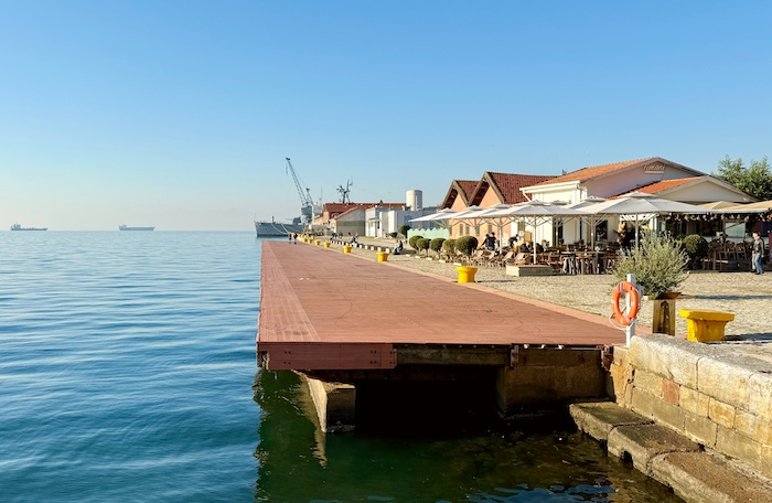 Waterfront deck bij oude haven naar Kitchen Bar