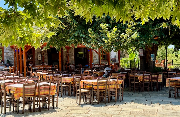 Terras onder plataan op dorpsplein Griekenland
