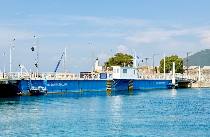 Drijvende brug Agia Mavra bij Lefkas-stad