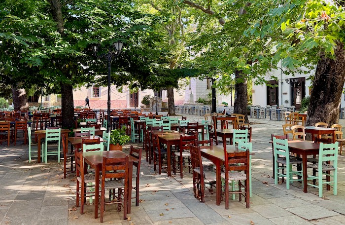 Knus dorpsplein in Lafkos in het zuiden van Pilion
