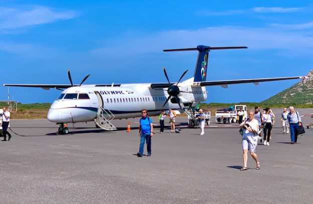 Vliegtuigje op luchthaven Grieks eiland