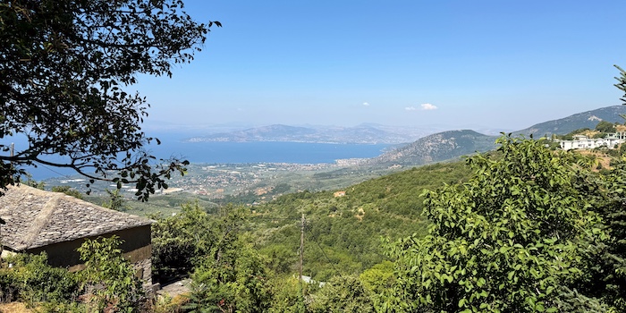 Uitzicht vanaf de bergen in Pilion op zee