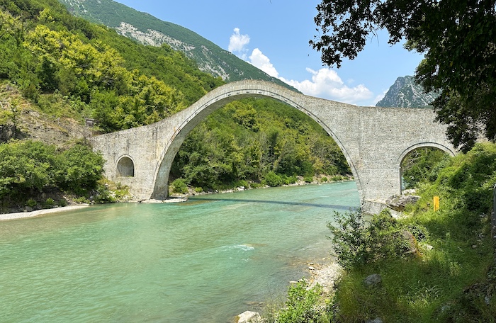 Plaka boogbrug in Tzoumerka