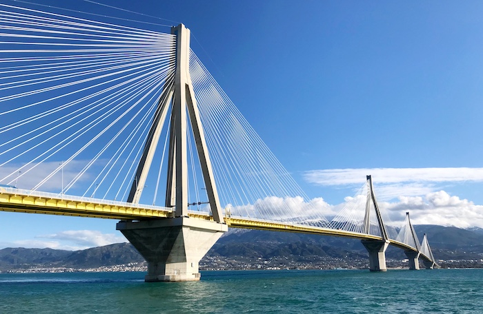 Rio Antirrio brug bij Patras en Nafpaktos Griekenland