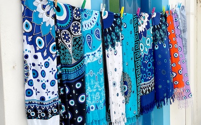 Kleurrijke textielsouvenirs in Olympos