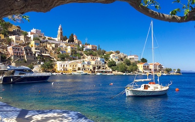 Uitzicht vanaf een terrasje op het kleurrijke hoofdstadje van Symi