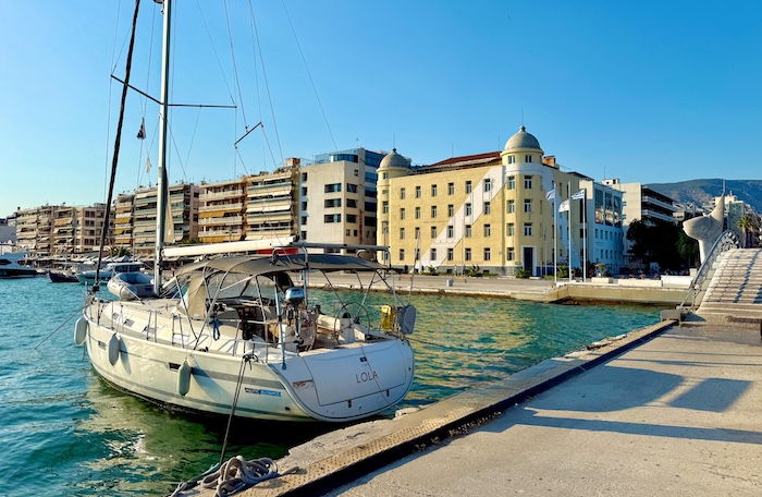 Volos boulevard en zeilboot bij stadscentrum