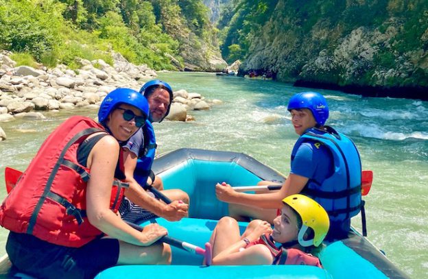 Activiteit met gezin op de rivier in Epirus