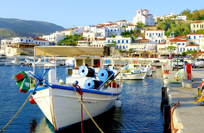Kustplaatsje Batsi op eiland Andros met vissersboot