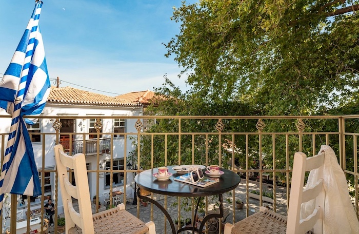 Uitzicht vanaf balkon herenhuis op pleintje van Koumeika