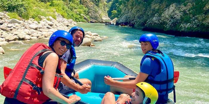 Op de Arachtos-rivier in Epirus met het gezin