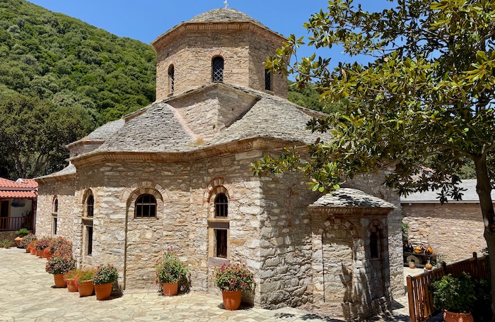 Evangelistria klooster in het groene binnenland van Skiathos