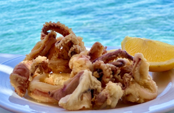 Kalamaria bij taverne aan zee op Kreta