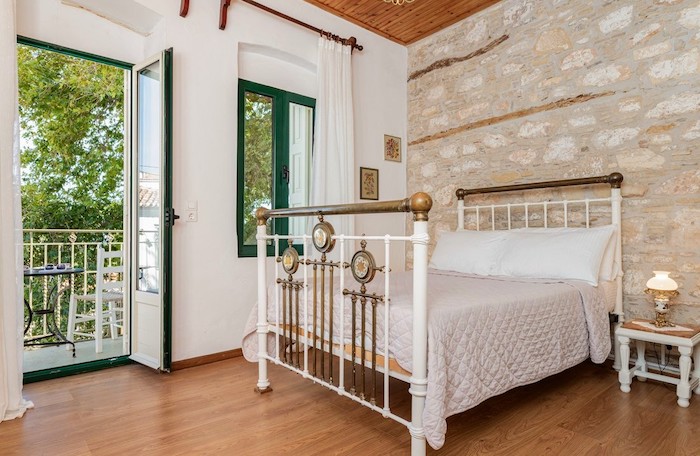 Slaapkamer met balkon in herenhuis in bergdorp op Samos