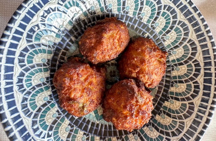 Griekse gehaktballetjes voor kinderen in een taverne