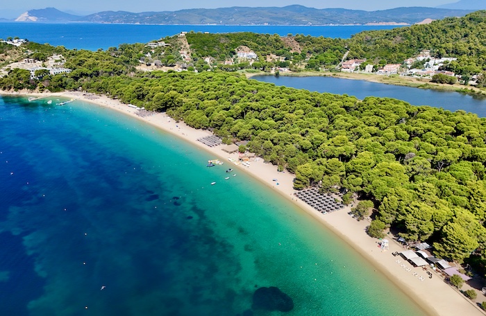 Koukounaries Beach en meertje erachter 