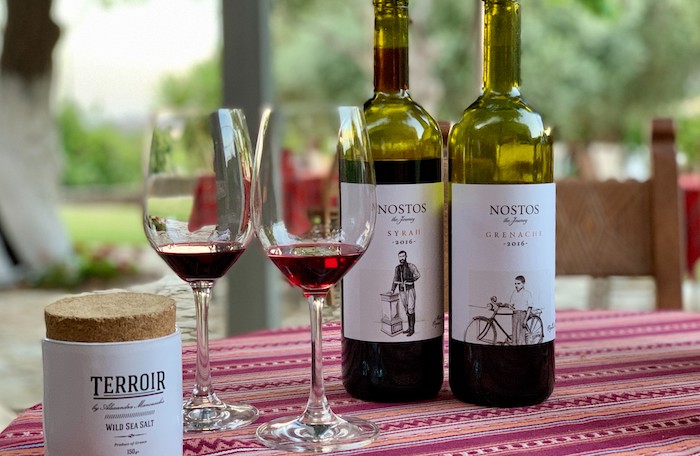 Wijn van lokaal wijnhuis op Kreta op tafel