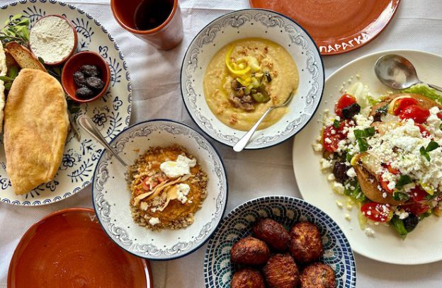 Tafel voor mezedes in taverne op Rhodos