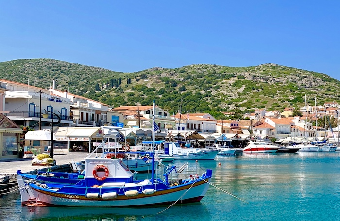 Vissersboten en gezellige boulevard van Pythagorion op Samos