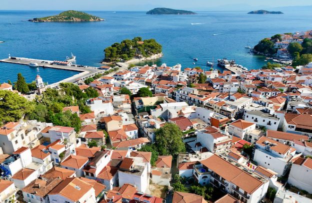 Uitzicht op Skiathos-stad en de haven