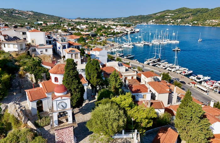 Uitzicht op klokkentoren en de haven van Skiathos-stad