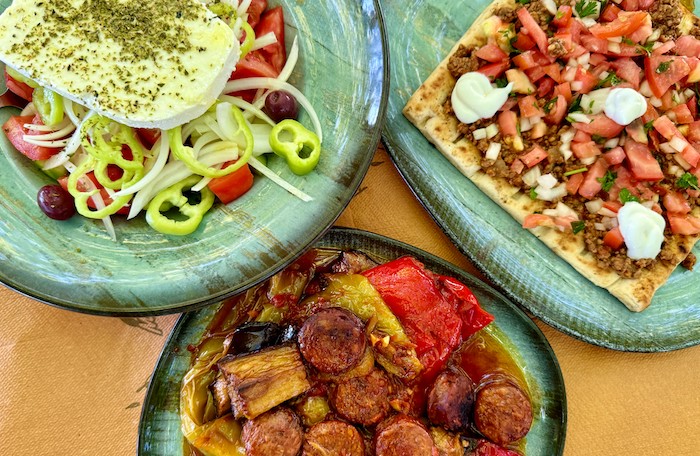 Griekse salade en spetsofai als bekende Griekse gerechten op tafel