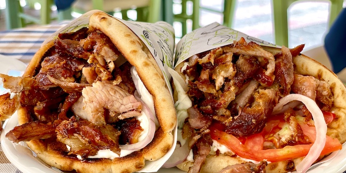 Pita gyros als streetfood voor kinderen in Griekenland