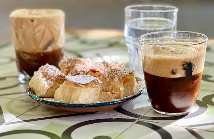 Ontbijten bij de bakker in Griekenland met bougatsa en koffie