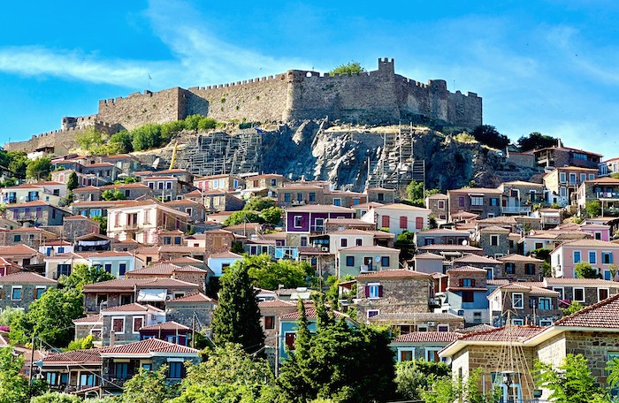 Voor je Molyvos komt inrijden zie je de burcht hoog boven de stad