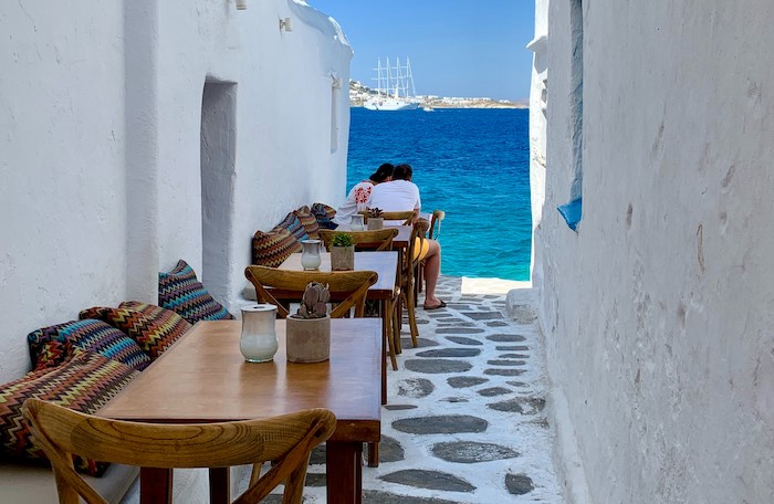 Romantisch op het terras in Mykonos op de Cycladen in mei