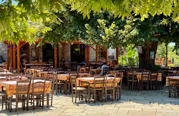 Dorpsplein op Pilion in het voorjaar