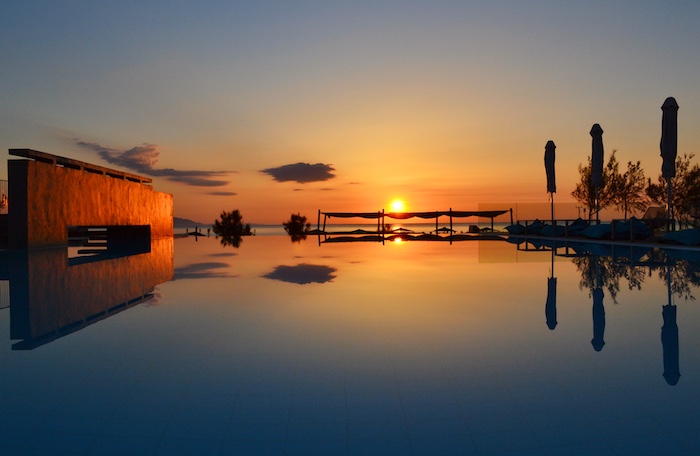 Zonsopkomst bij zwembad all inclusive hotel op Evia