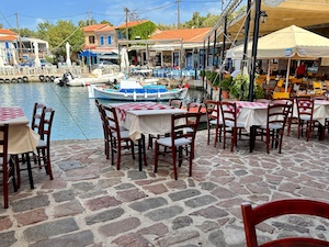 Gezellige haven van Molyvos met terrassen