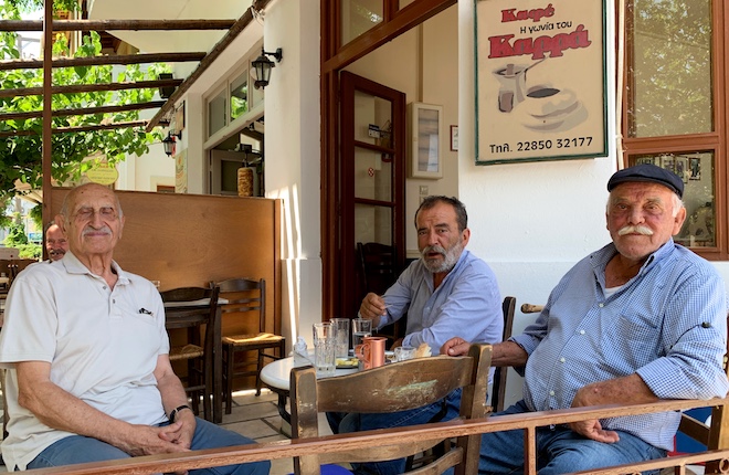 Kafenion op het dorpsplein in Naxos op de Cycladen