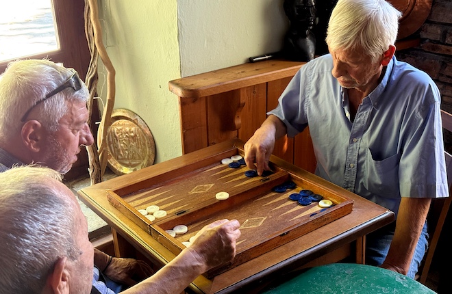 In het Kafenion tijdens een potje Tavli