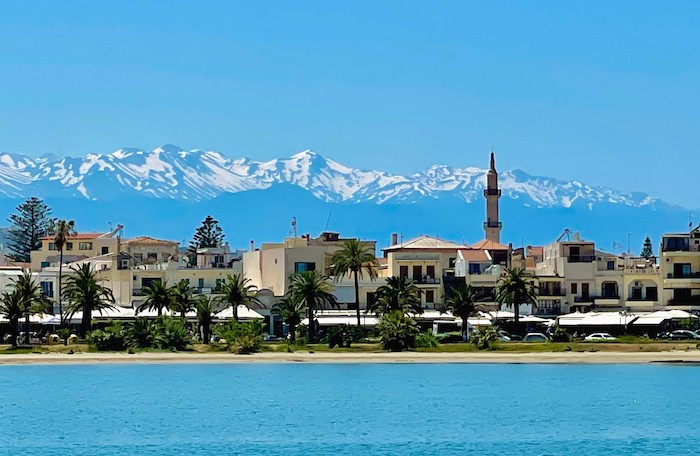 Uitzicht op de witte bergtoppen van Lefka Ori vanuit Rethymnon op Kreta