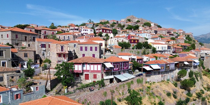 Kasteel van Molyvos toront boven de kleurrijke woningen van het stadje
