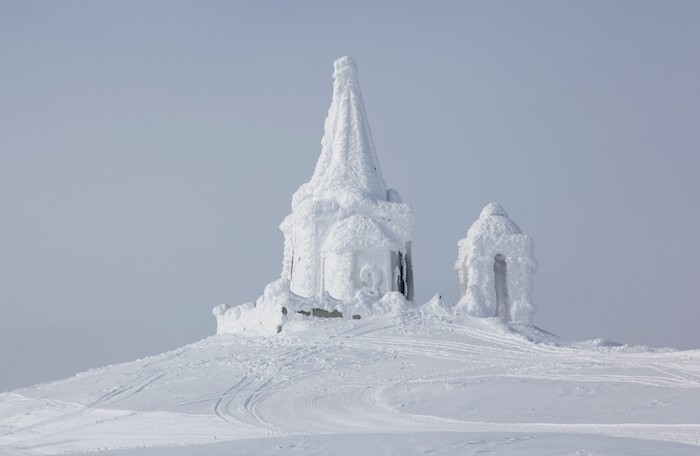 Profitis Ilias kapel in sneeuw en ijs op de top van Voras Griekenland