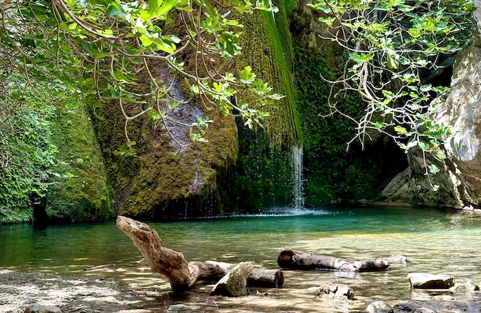 Groene natuur en waterval in de Richtis kloof op Kreta