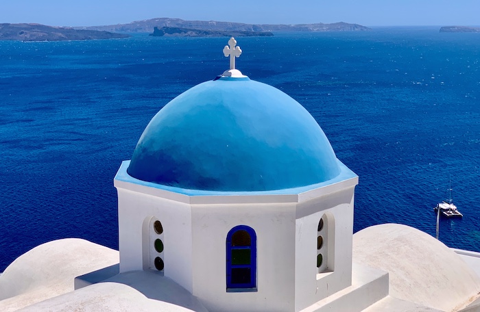 Blauw-wit kerkje op het Griekse eiland Santorini met uitzicht