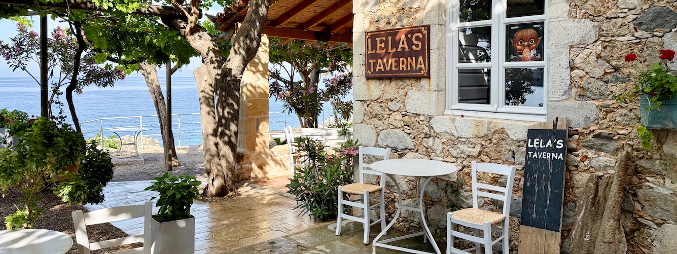 Taverne aan zee Griekenland.jpg