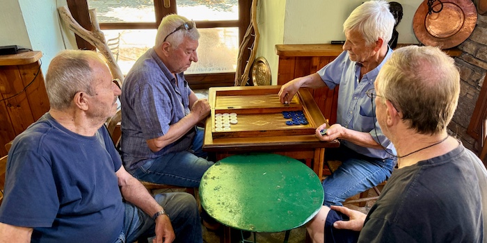 Tavli gespeeld in het kafenion aan een dorpsplein in Griekenland
