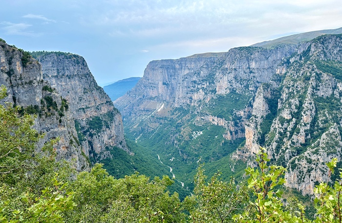 Uitzicht op de Vikoskloof in Epirus op het vasteland