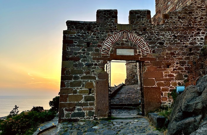 Zonsondergang bij de poort van het kasteel van Molyvos